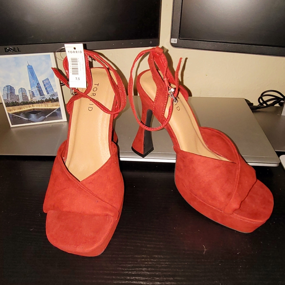 Torrid Heel Sandal Platform Curved (WW 7.5)